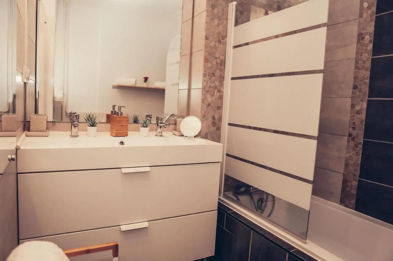 MAGNIFIQUE STUDIO CENTRE VILLE TOULON - Spacieux Climatisation Calme Rare Pas de parking privé stationnement gratuit dans la rue 0*,