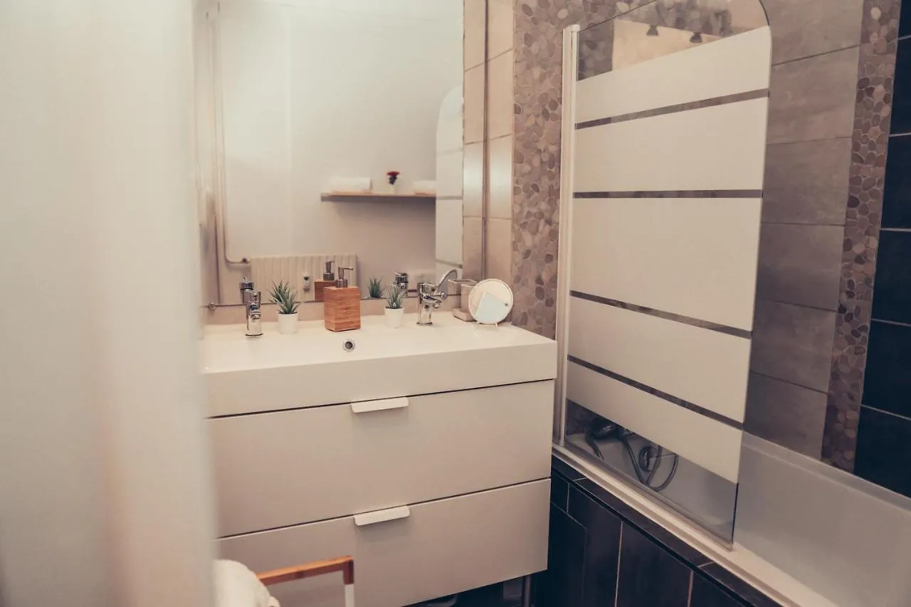 MAGNIFIQUE STUDIO CENTRE VILLE TOULON - Spacieux Climatisation Calme Rare Pas de parking privé stationnement gratuit dans la rue 0*,  France